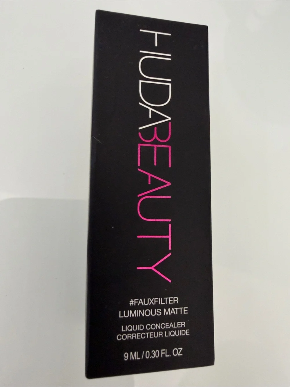 HUDA BEAUTY Faux Filter Luminous Matte concealer